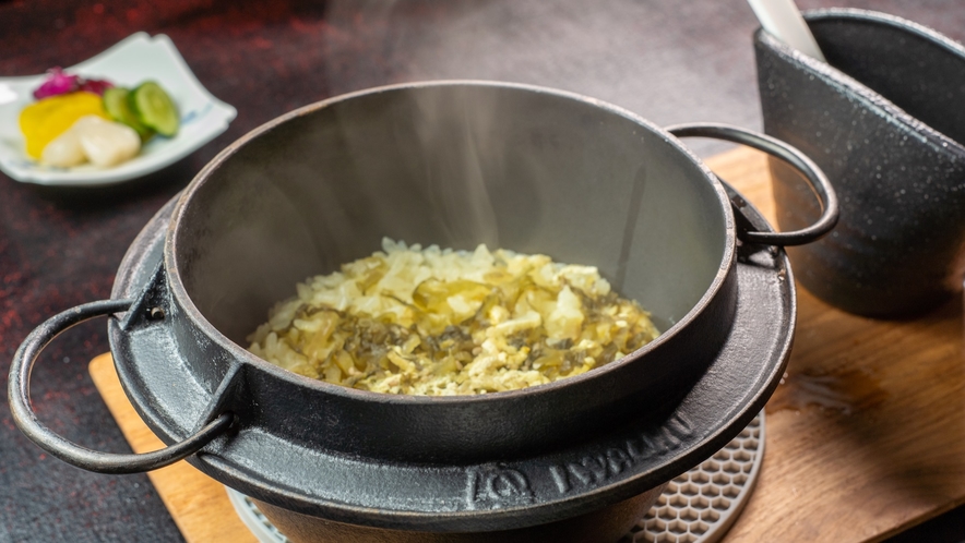 地元の特選米を南部鉄器のご飯鍋で炊き上げます