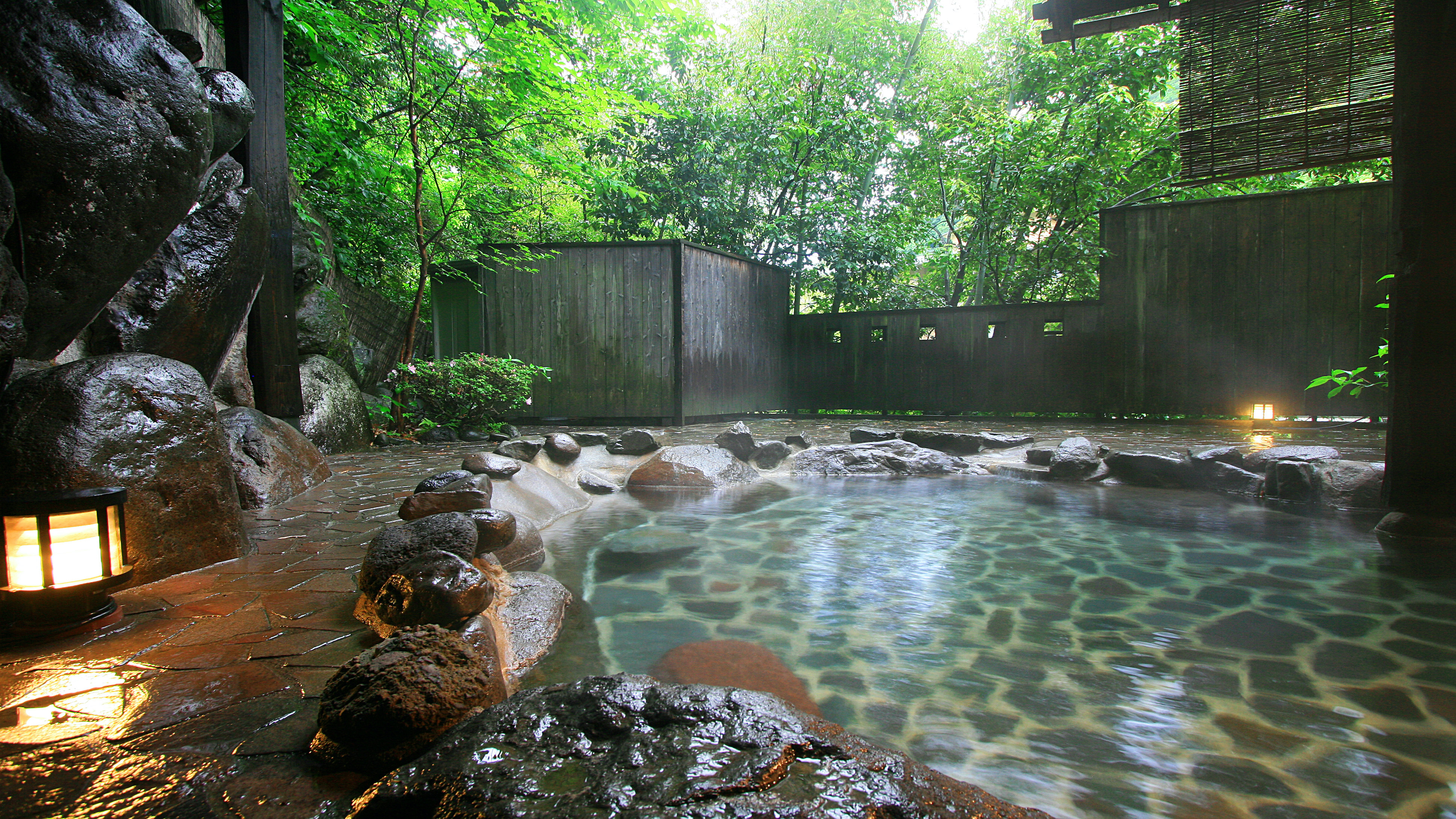 【新緑の頃】貸切露天風呂　観山の湯