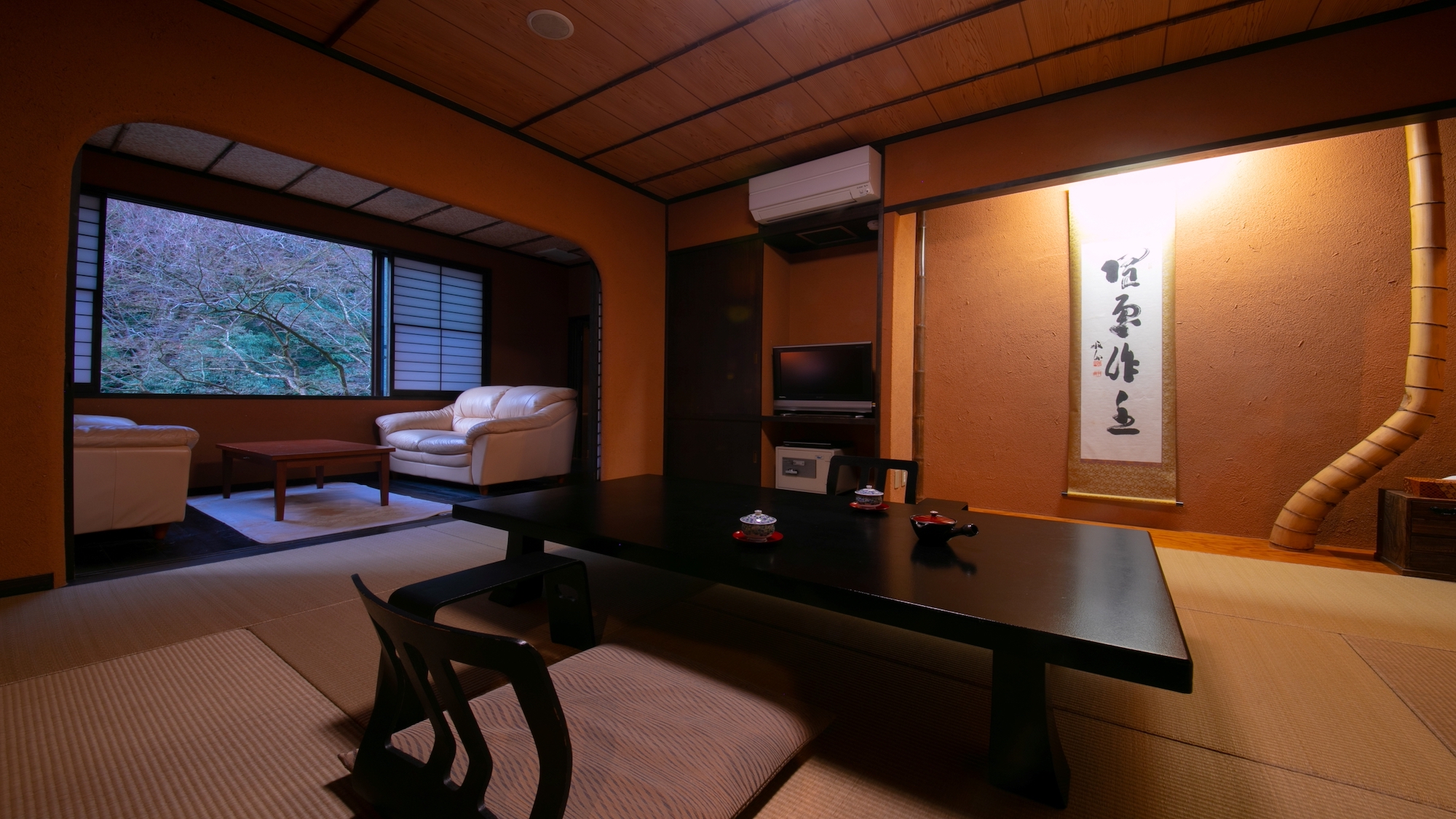 【露天風呂付貴賓室】川側　和室10畳+ツインベッド付洋室