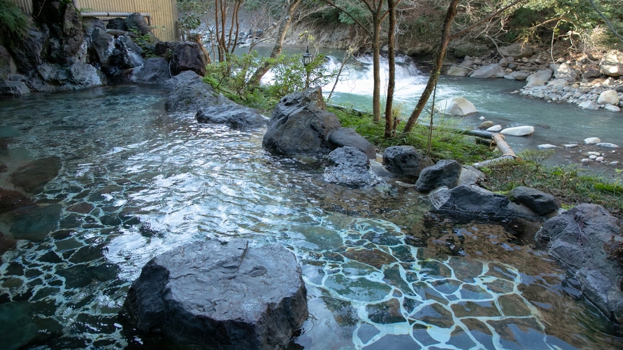 【渓流沿い大浴場露天風呂】早川を眼下に望む絶好のロケーション