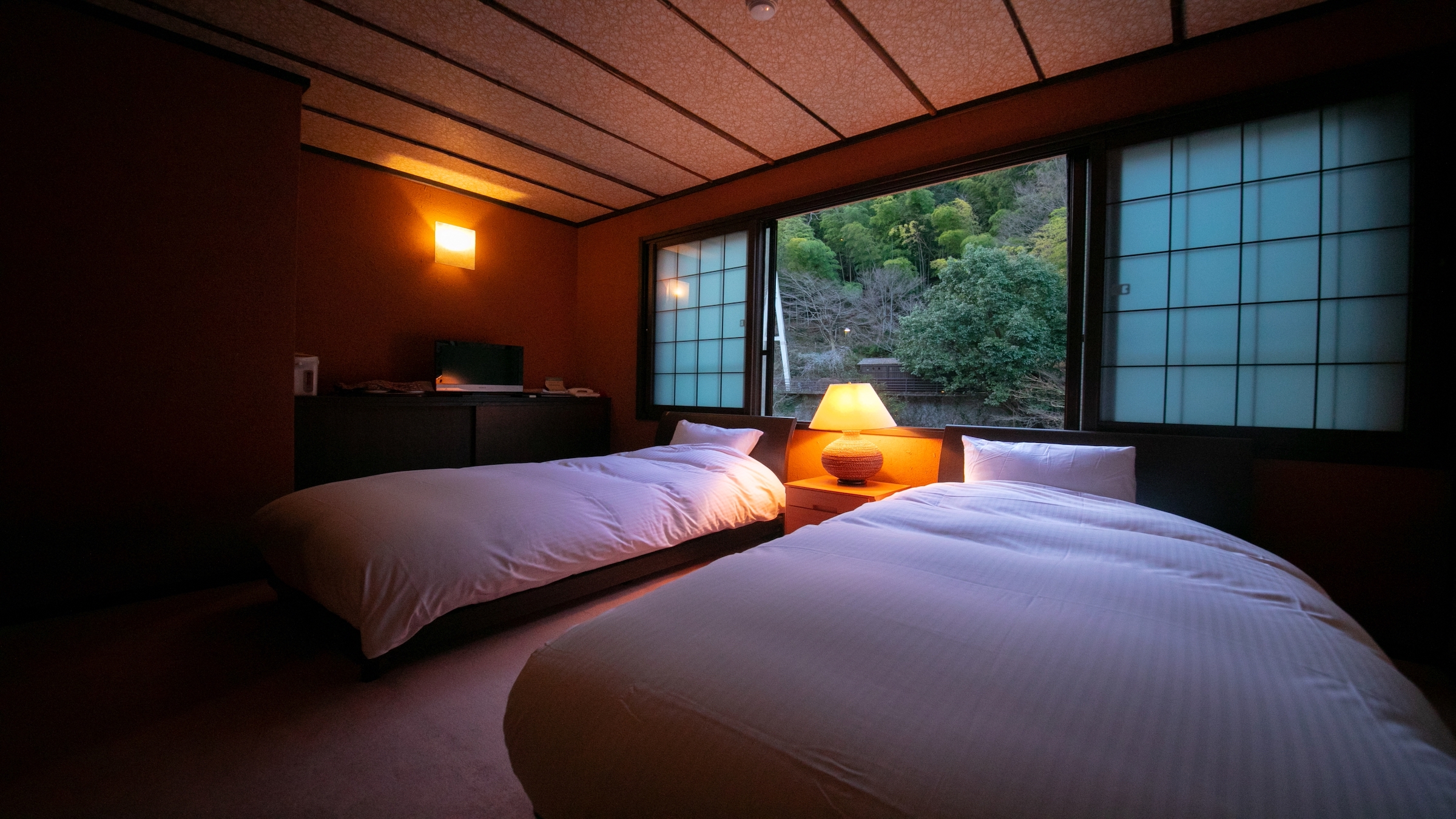 【露天風呂付貴賓室】川側　和室10畳+ツインベッド付洋室