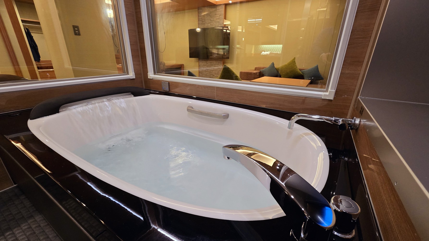 【2025年冬リニューアル】露天風呂付客室「翠」川側 一例