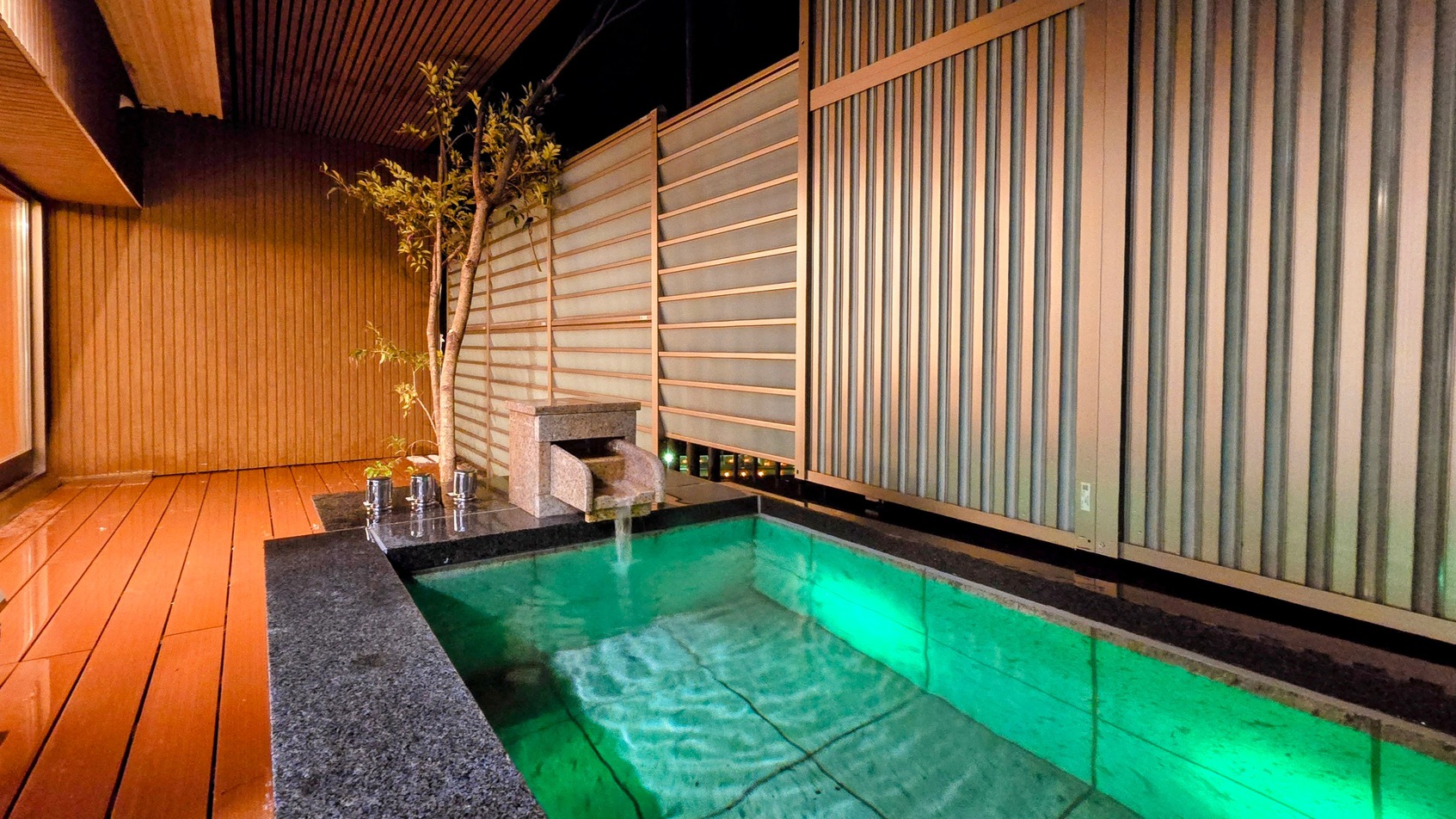 【2025年冬リニューアル】露天風呂付客室「翠」川側 一例