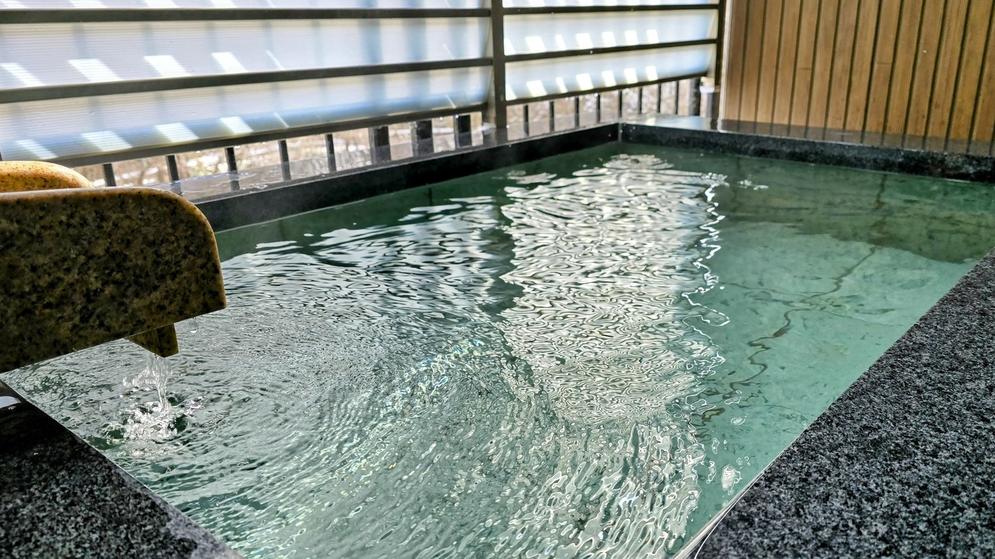 【2025年冬リニューアル】露天風呂付客室「翠」川側 一例