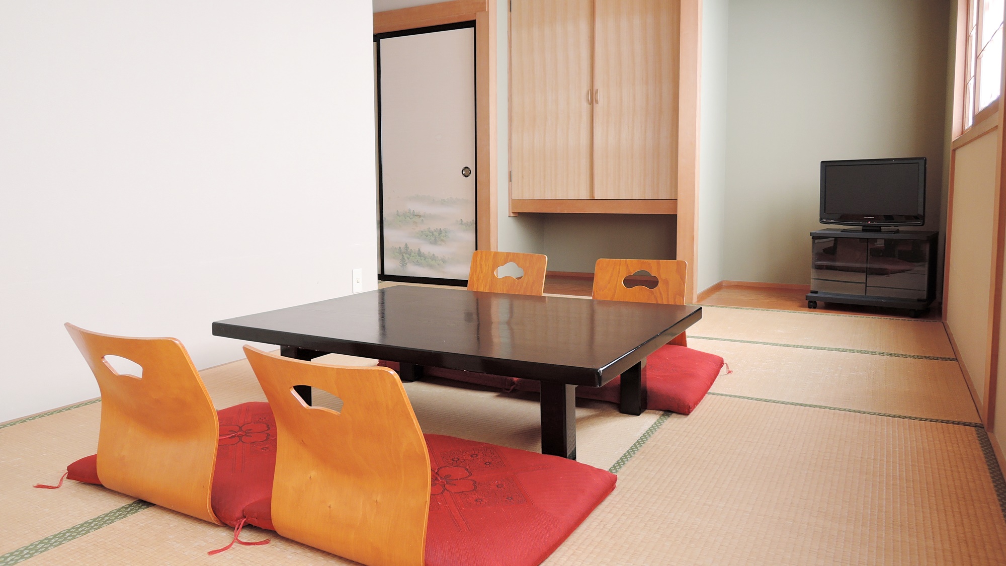 *【客室一例】足を伸ばしてお寛ぎいただける和室です(2階の共同トイレをご利用下さい)