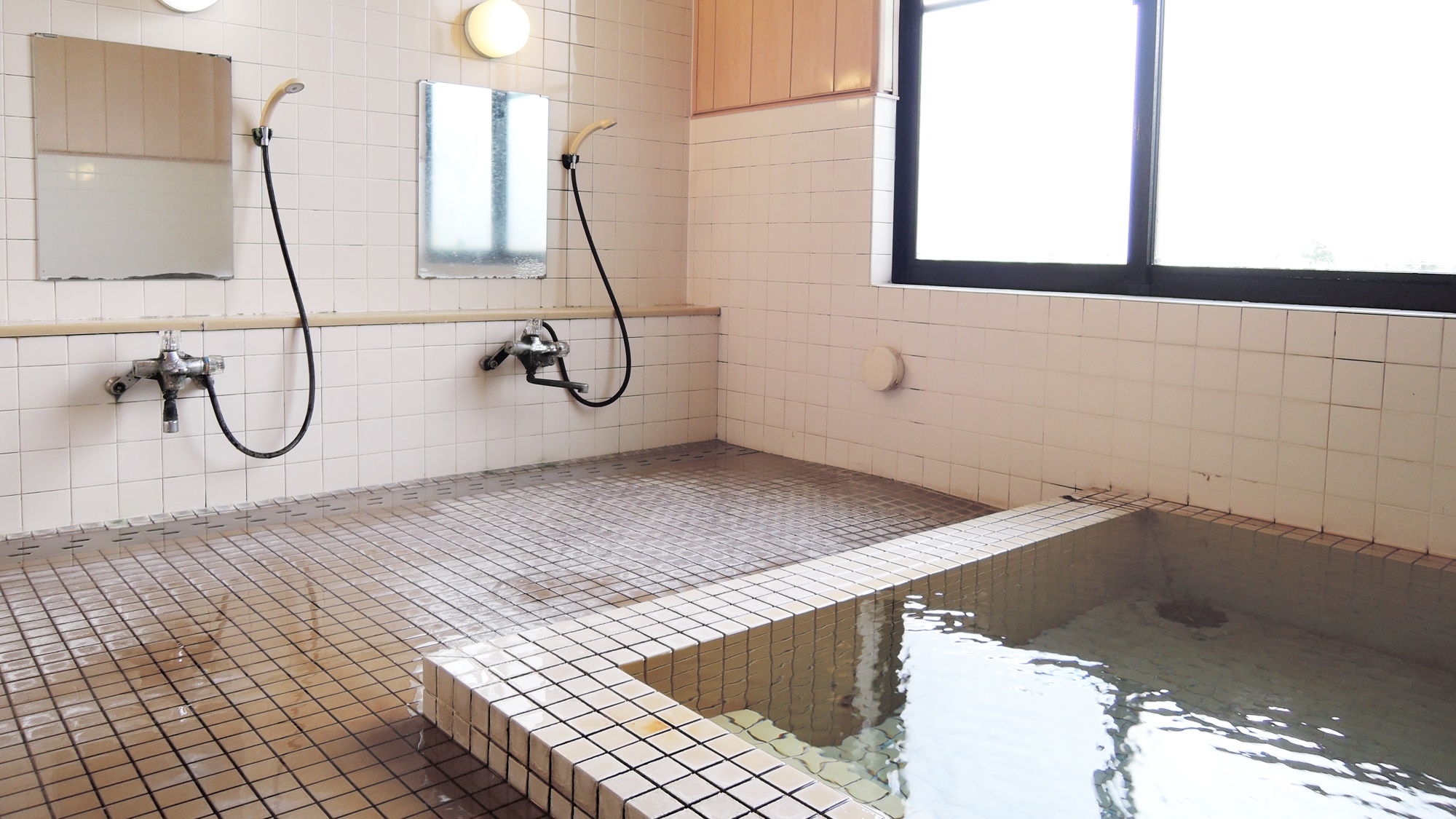 *【大浴場(男湯)】入れば分かる泉質の良さ!開湯400年以来沸き続ける鶯宿温泉