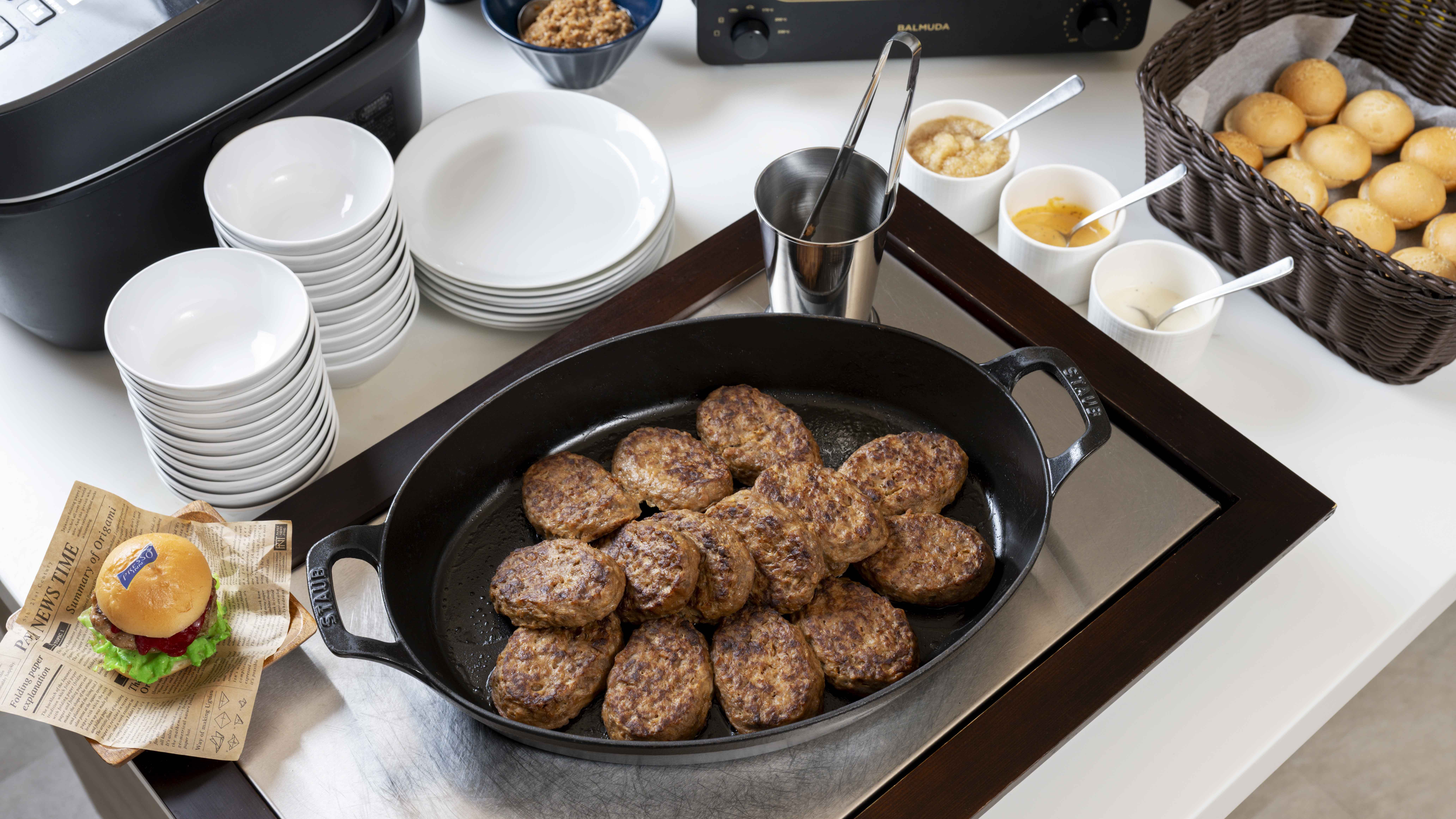 ハンバーグは、バンズに挟んでハンバーガーとしてもお楽しみいただけます♪