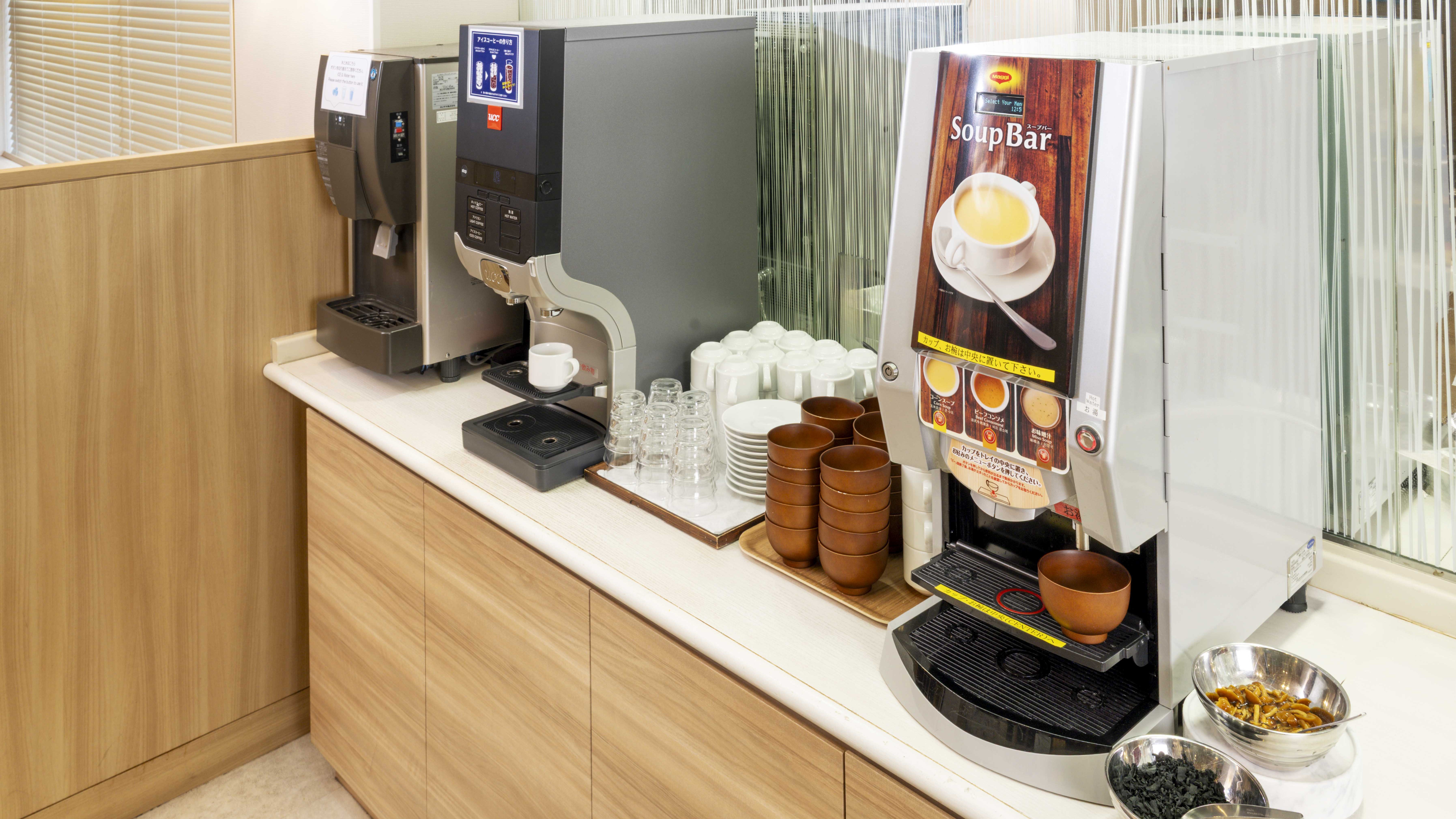 コーヒーとスープは専用マシンにてご提供しております。