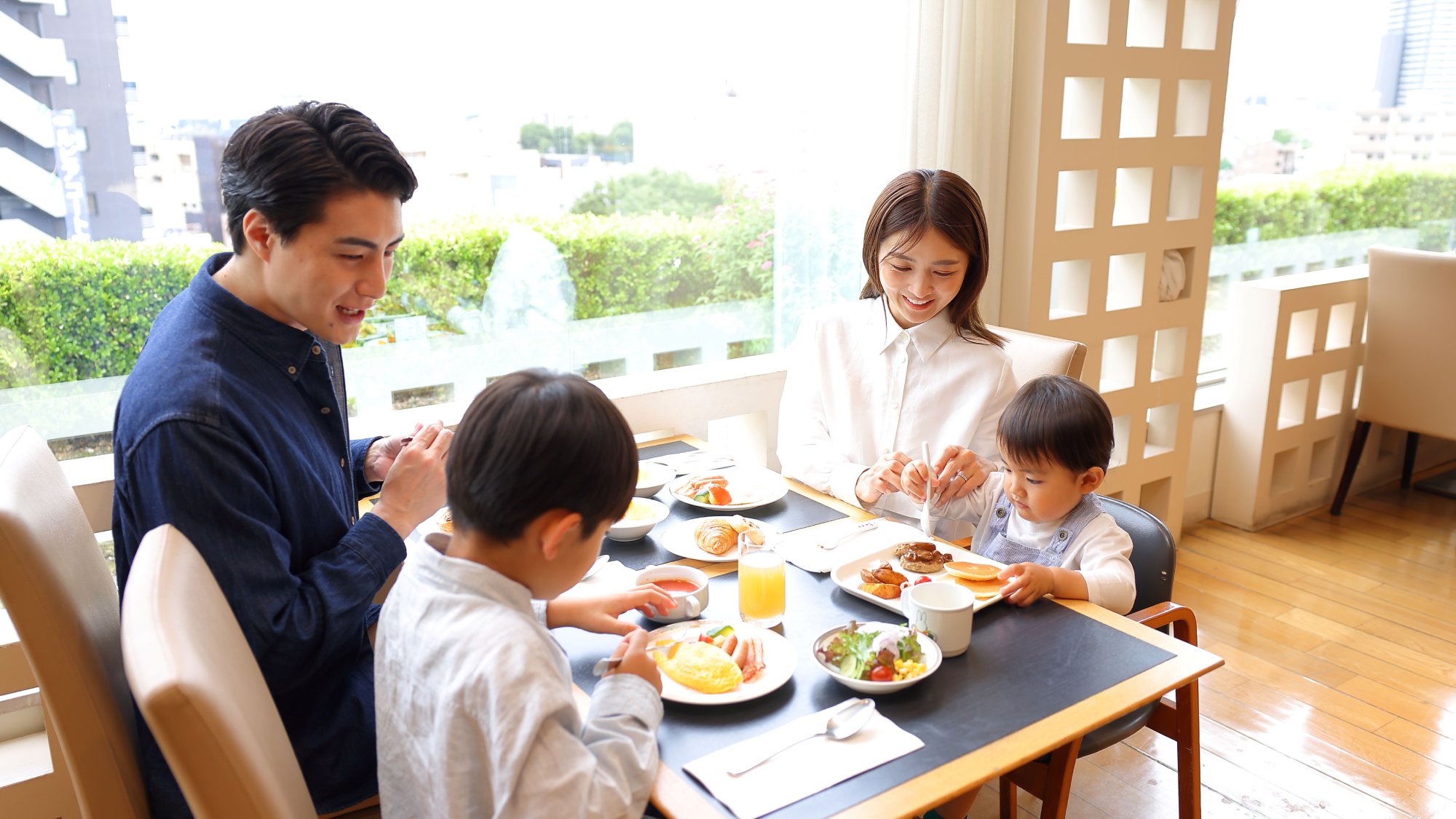 ホテル最上階のレストランで川越の街を眺めながら、朝食をお楽しみください。