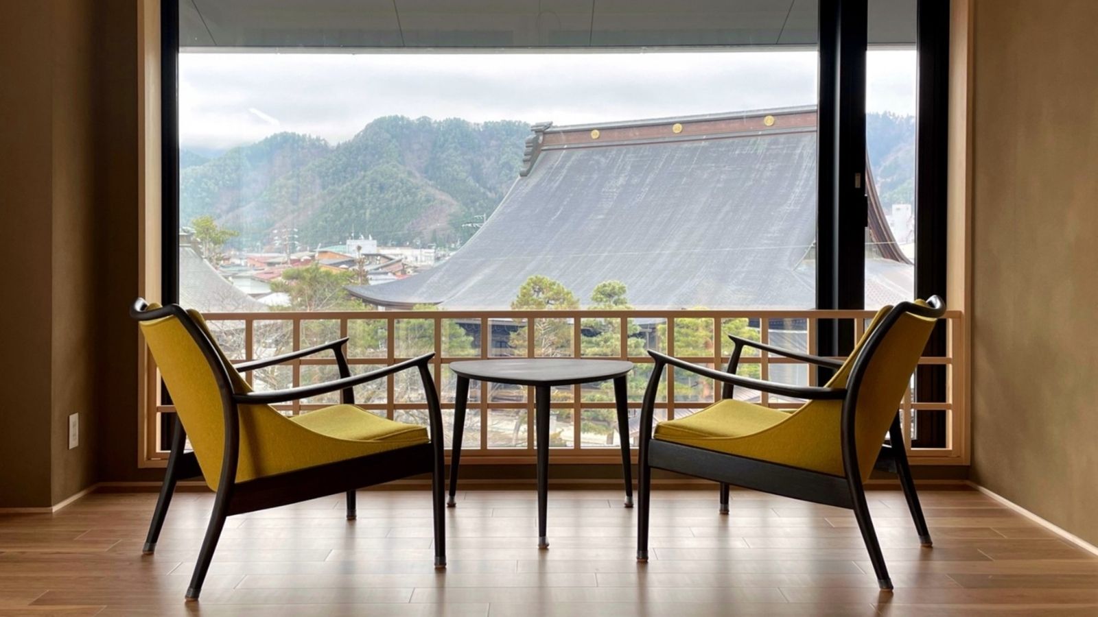 ゆとろぎ広縁　川上博一の椅子