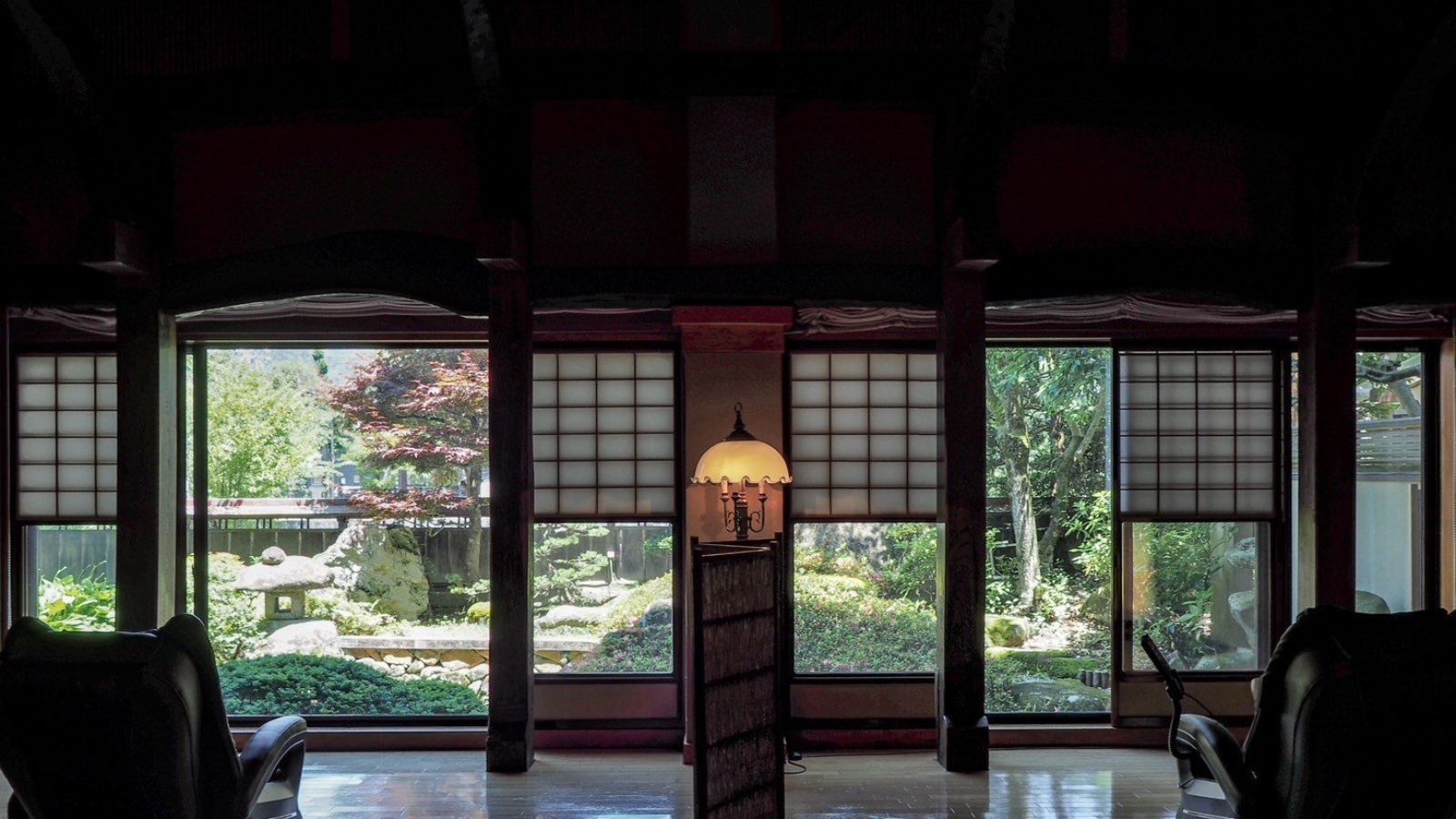 庭を眺めながら、のんびりとお過ごしください