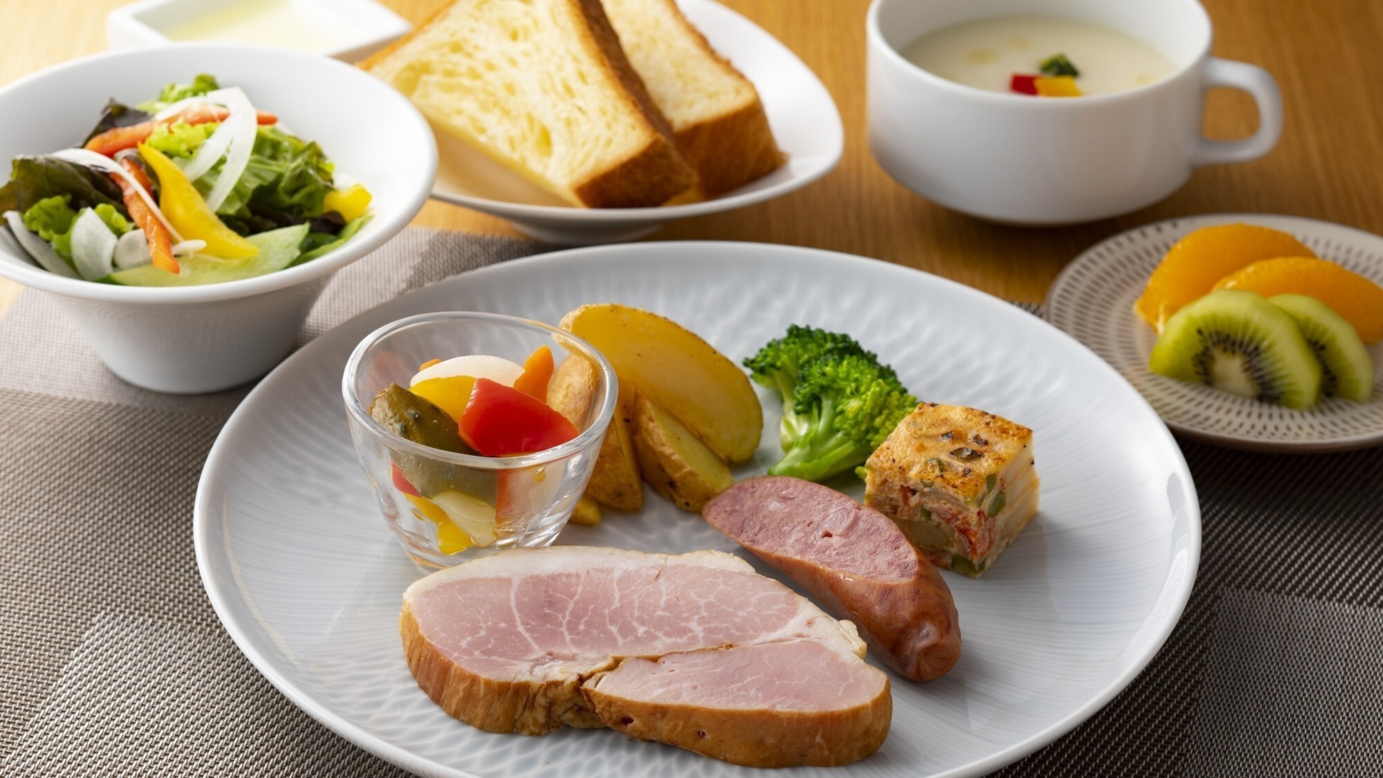 【朝食/洋朝食】和牛ビーフソーセージや自家製ポークハム、季節のポタージュなどをご提供いたします。