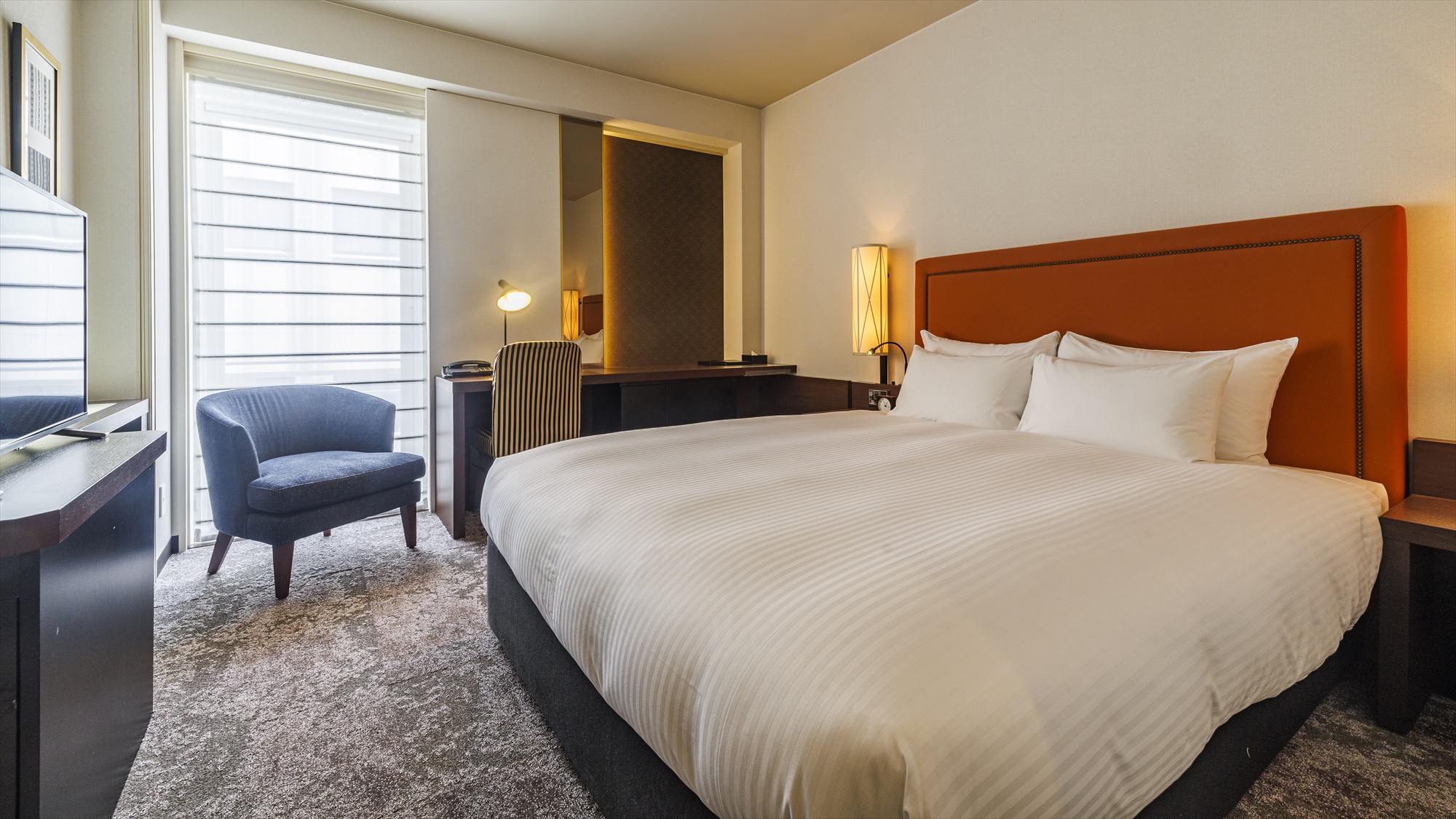 【スーペリアダブル（21平米）】茶色や黒を基調とした、クラシックな雰囲気で落ち着きのある客室。