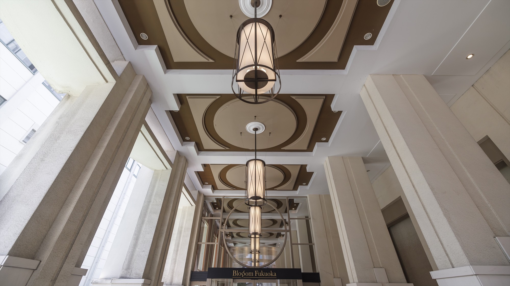 【ホテルエントランス】高い天井が印象的なヨーロピアン調のエントランス。