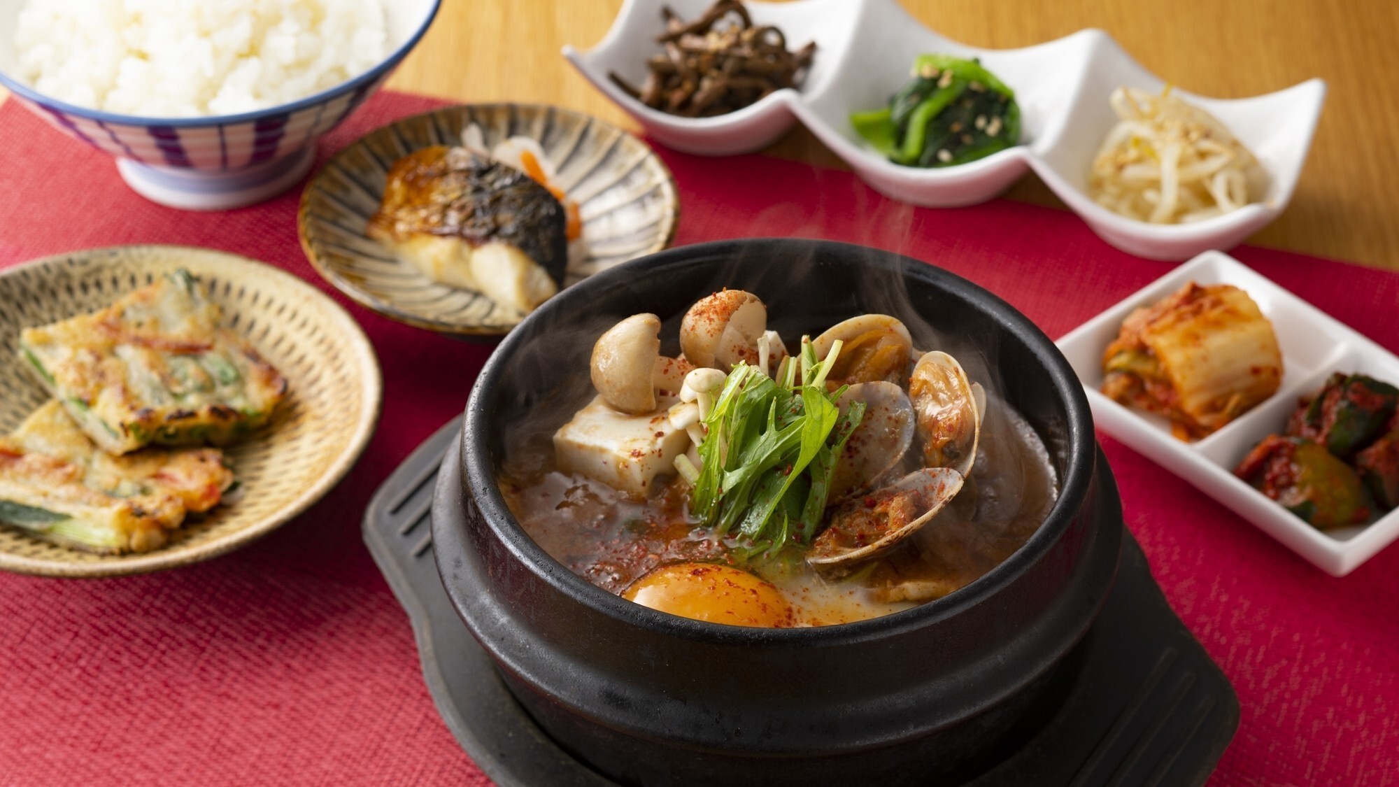 【朝食/韓国朝食】薬食同源がコンセプトのヘルシー志向の朝食。キムチやネギチヂミ、ナムルなどをご用意。