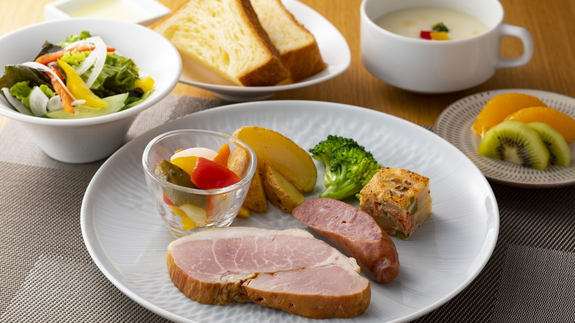 【朝食/洋朝食】和牛ビーフソーセージや自家製ポークハム、季節のポタージュなどをご提供いたします。