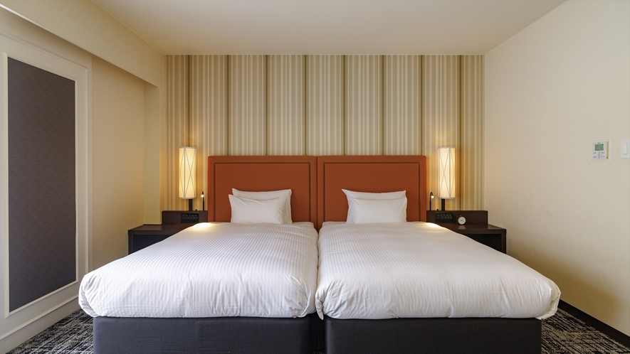 【デラックスツイン（44平米）】ゆとりのある客室には、ハリウッドツイン型でベッドを配置しております。