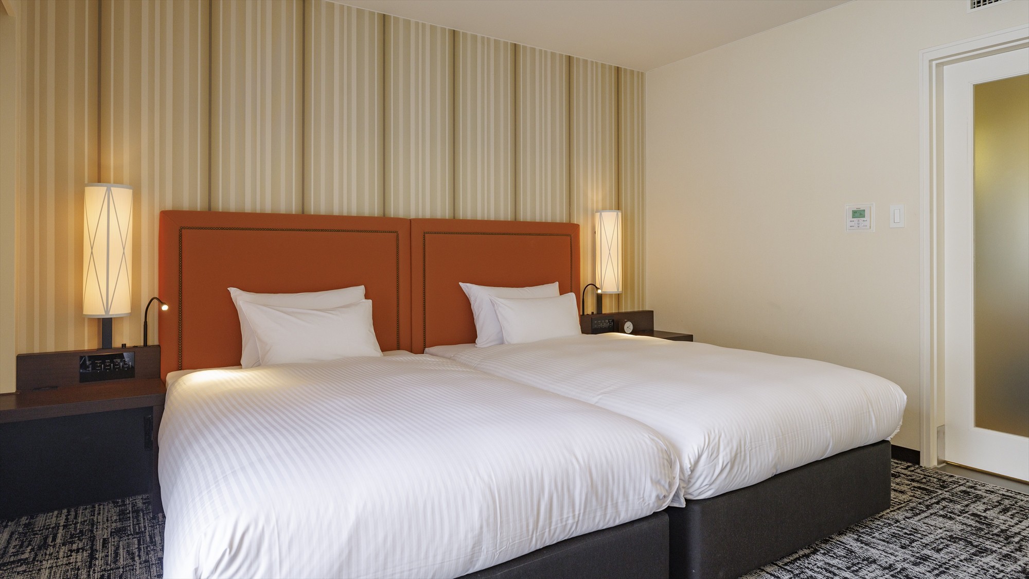 【デラックスツイン（44平米）】快適な寝心地をサポートする米国サータ社製のベッドをご用意。