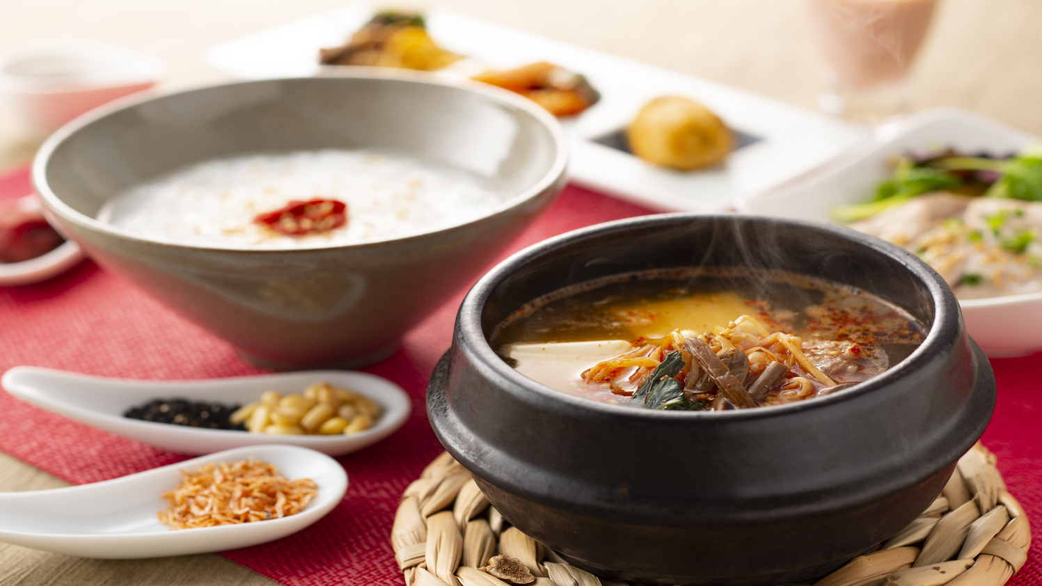 【朝食/韓国膳】メインの韓国風豆腐チゲはカルビスープをベースに、出汁の効いた程良い辛さでご提供。