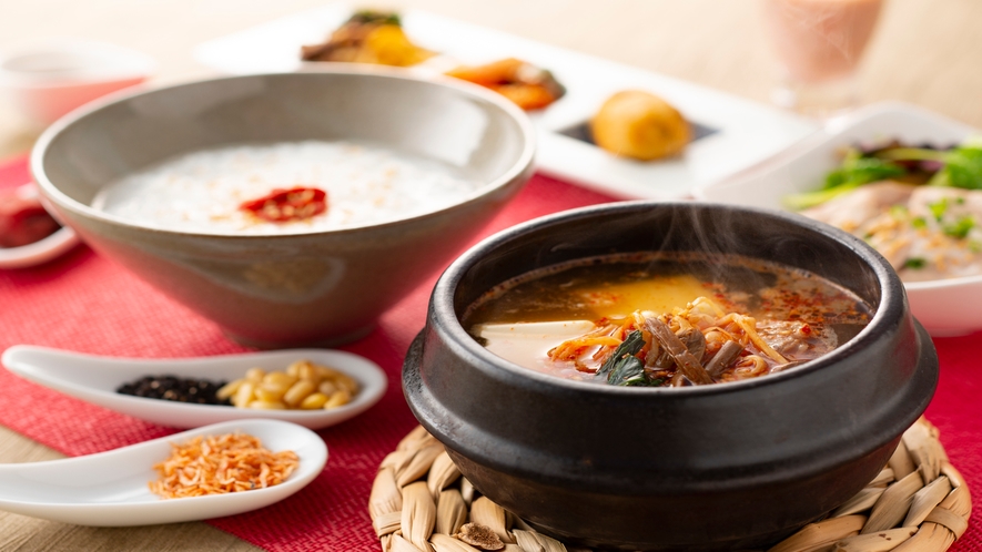 【朝食/韓国膳】メインの韓国風豆腐チゲはカルビスープをベースに、出汁の効いた程良い辛さでご提供。