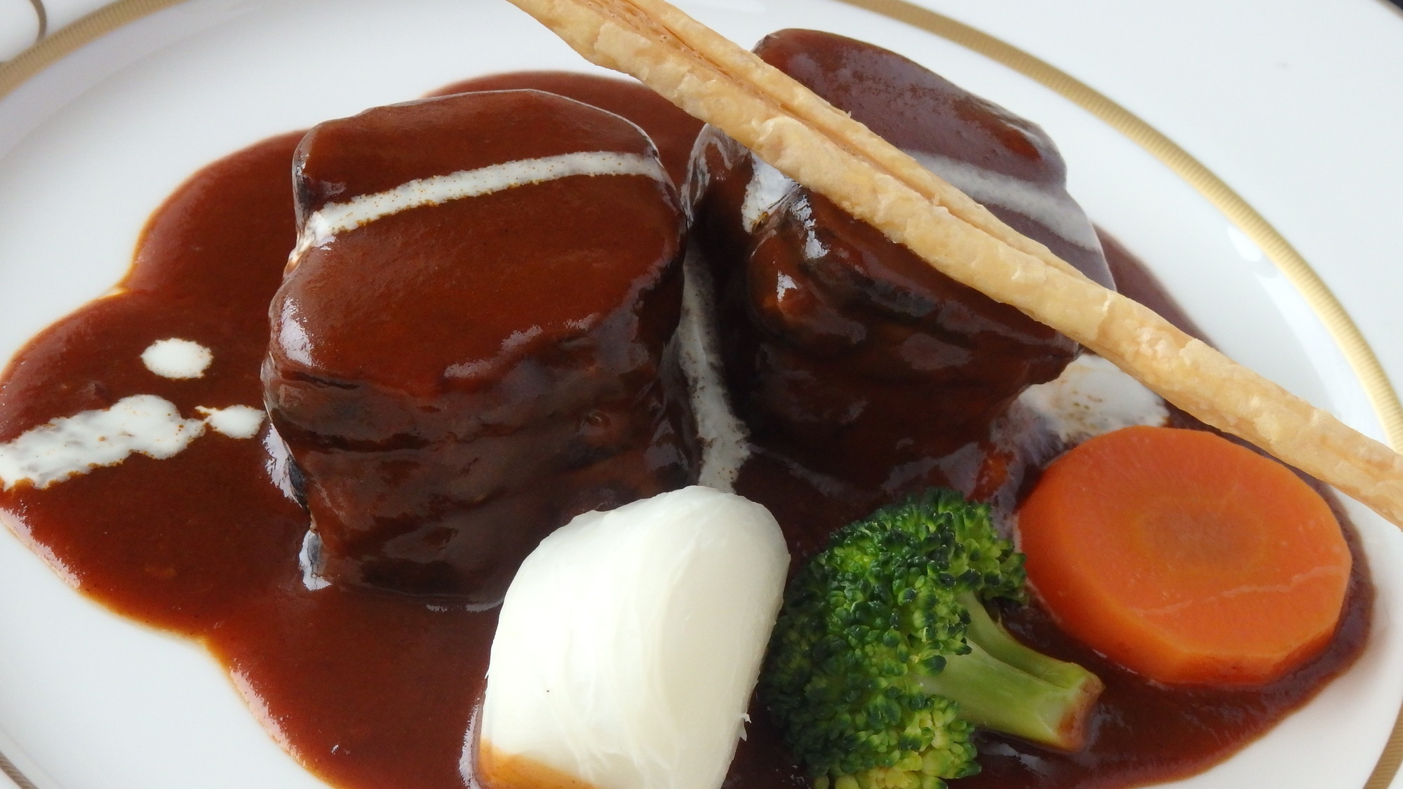 【選べるメイン】八戸毬姫牛を味わう！一人ずつ選べるサーロインステーキor赤ワインソース煮込みコース