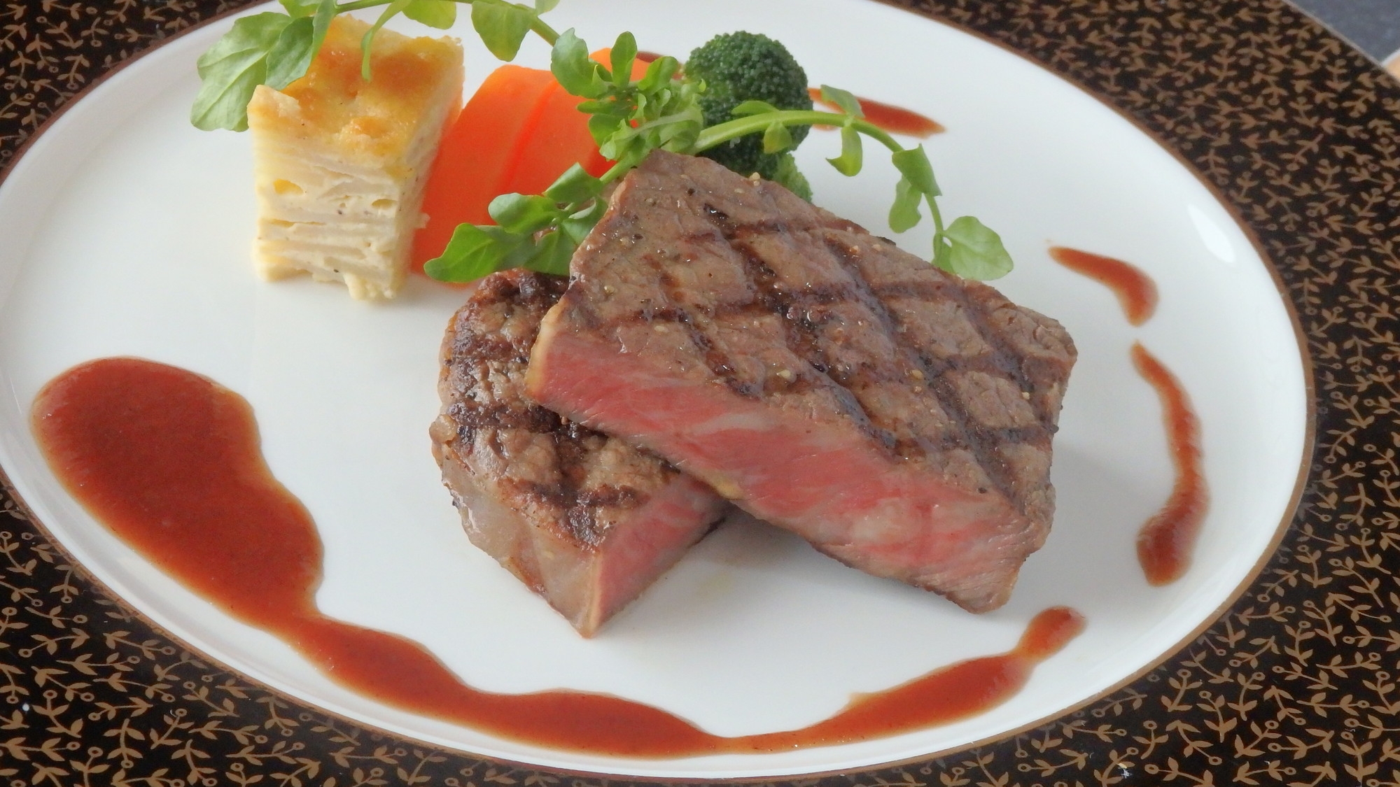 【選べるメイン】八戸毬姫牛を味わう！一人ずつ選べるサーロインステーキor赤ワインソース煮込みコース