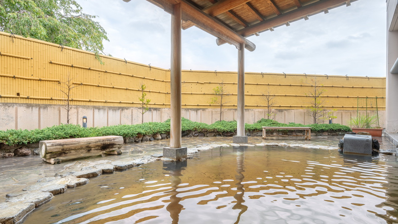 天然温泉「さわ里の湯」露天風呂。7種類のお風呂＋ドライサウナを完備