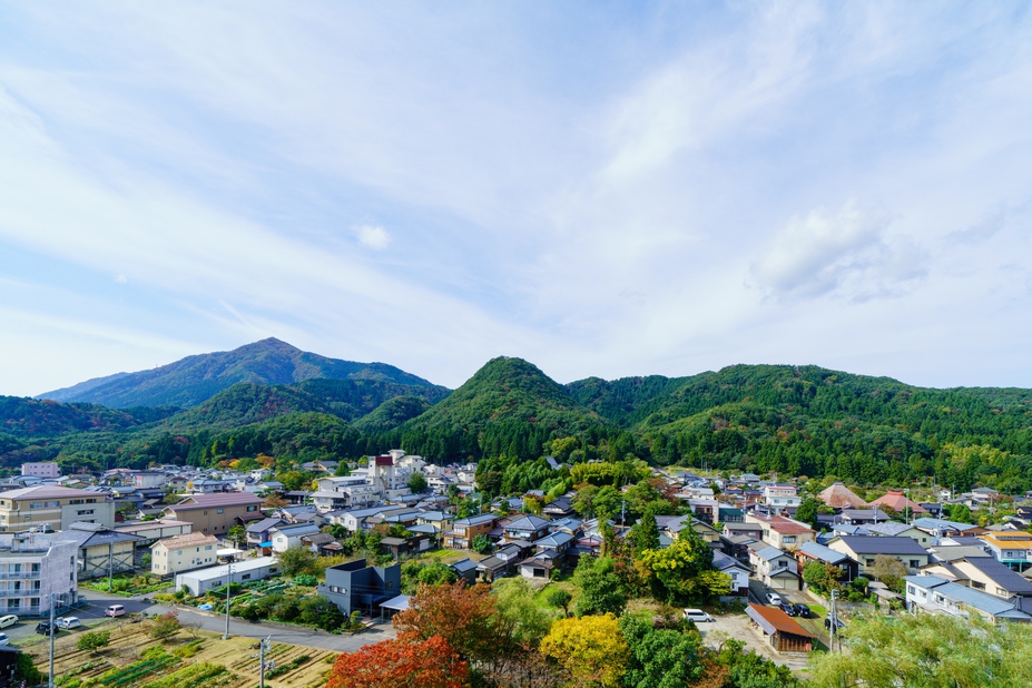 絵画特別／座禅ヨガ／弥彦連山大パノラマルームからの景観例。弥彦連山や岩室富士を一望できるのは当館だけ