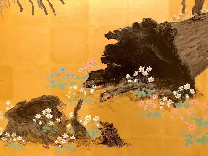 絵画特別ルーム「角田山春景」イメージ（雪割草とカタクリの花）