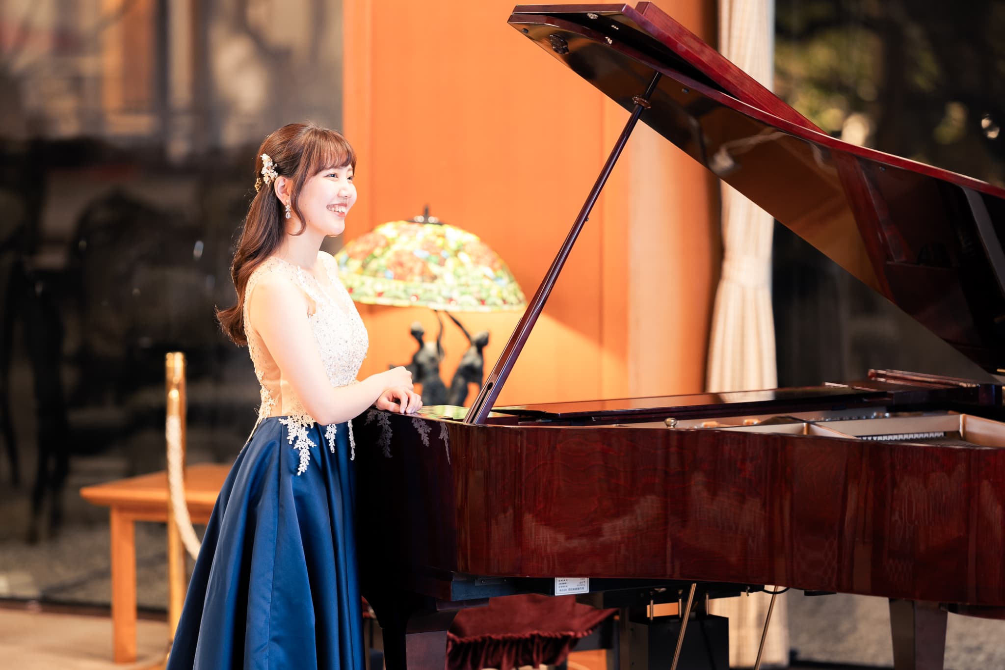 ステンドガラスランプとイタリアン家具が配置された素敵なラウンジでグランドピアノを演奏♪