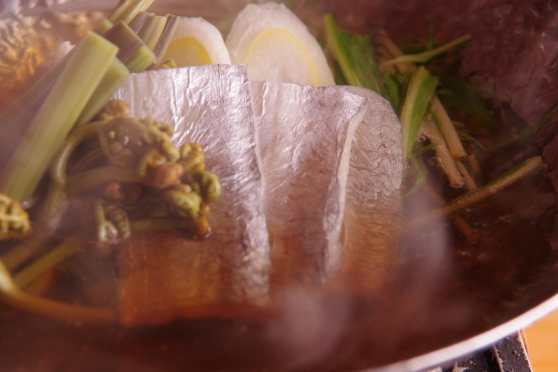 【初夏の定番！国富謹製の蕨鍋にアボカドソース焼き・黒毛和牛】鮮魚もお肉料理も味わう初夏旬プラン