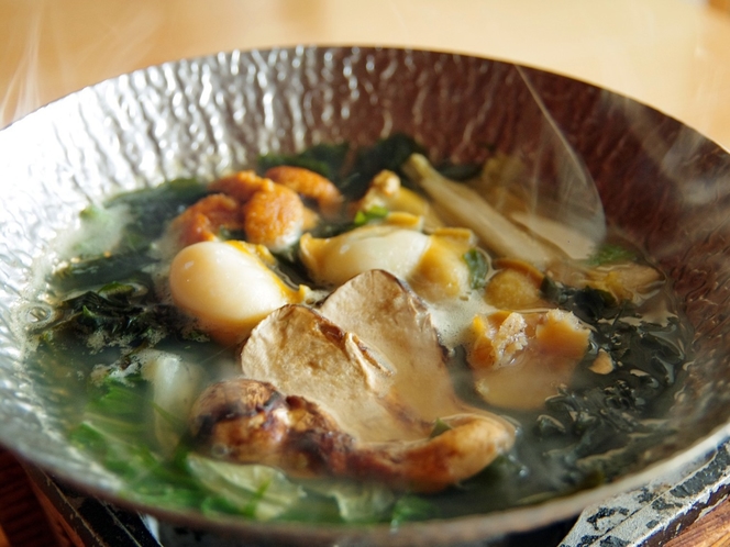 国富謹製の出汁に松茸と贅沢な海鮮鍋