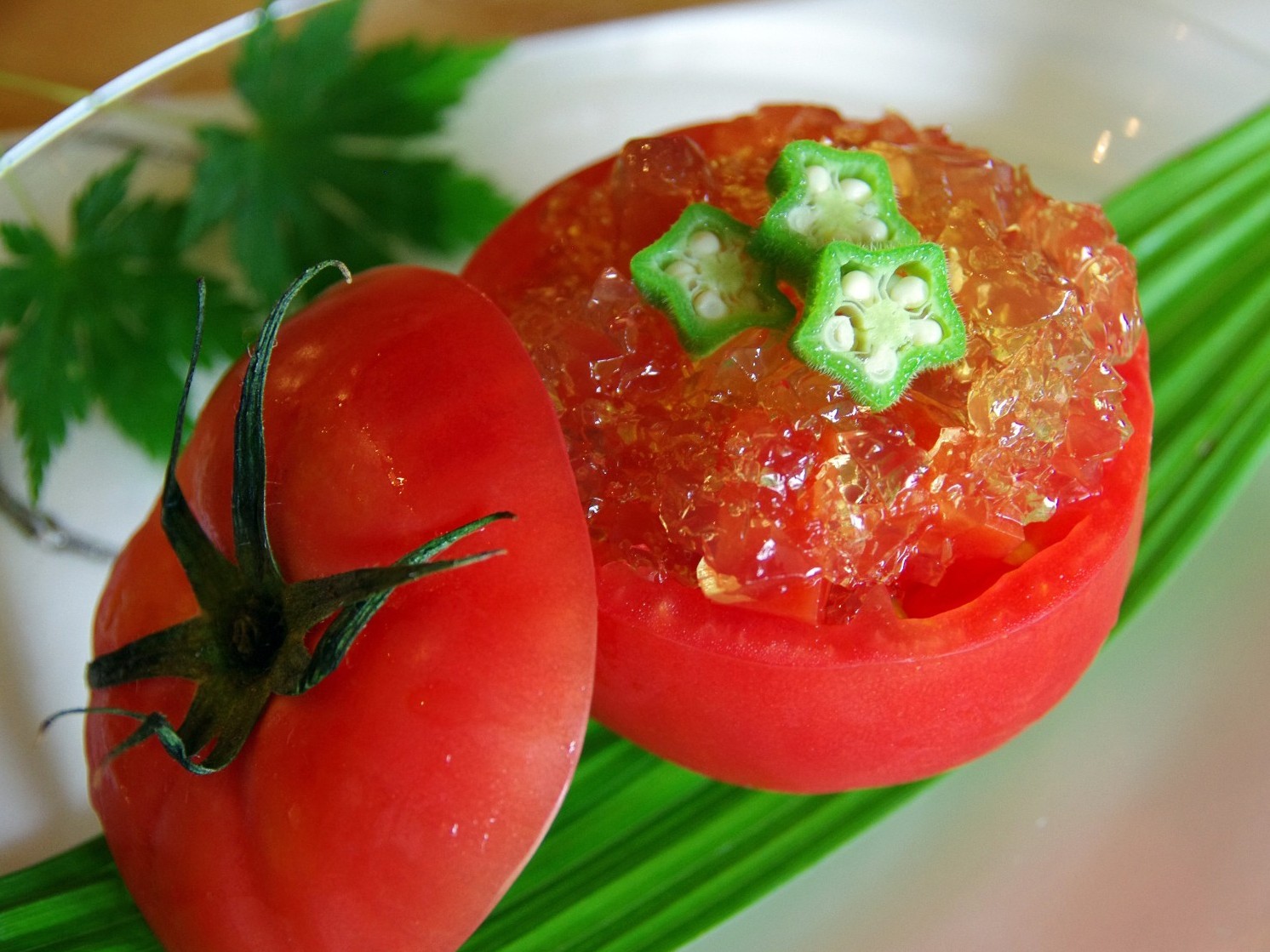 彩り鮮やかな夏野菜、トマト釜盛り。土佐醤油のジュレの下に隠れているのは、、、食べてからのお楽しみ！