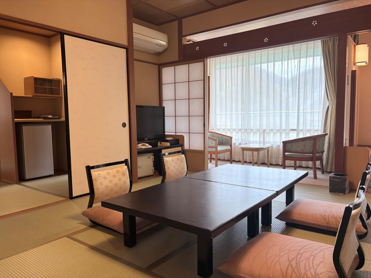 【広めの和洋室】和室（10畳）+洋室ツインタイプ