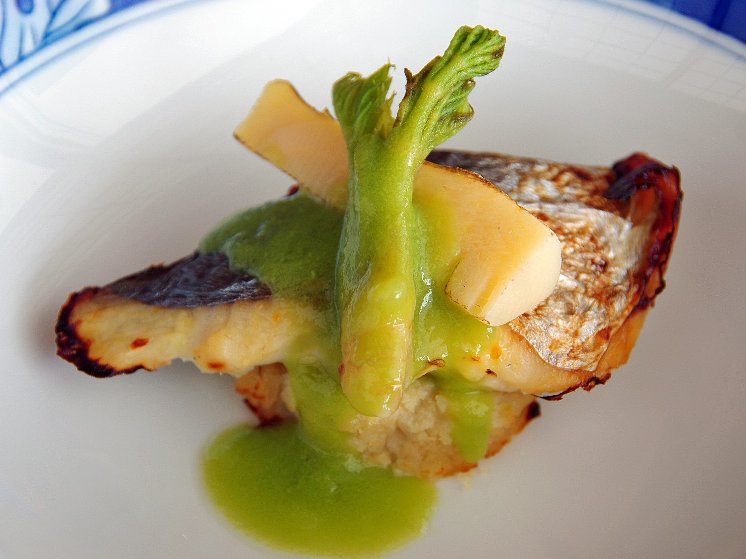 鰆のポテト重ね焼き 春彩グリンピースソース