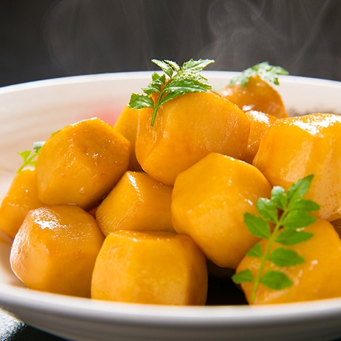 【料理一例】里芋の田舎煮は、昔から伝わる伝統の味付け。どこか懐かしさを感じる優しい味わいです