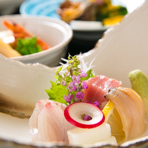 【料理一例】季節ごとに、旬の海の幸をお刺身でお出ししております。ぜひご賞味ください