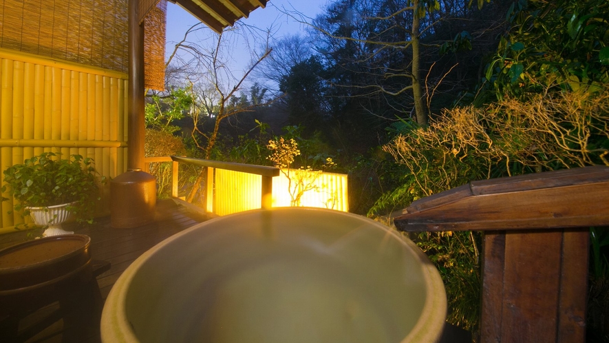 【お部屋付の露天風呂一例】プライベートな空間で「美人の湯」に浸かりながら夜の里山を眺める贅沢