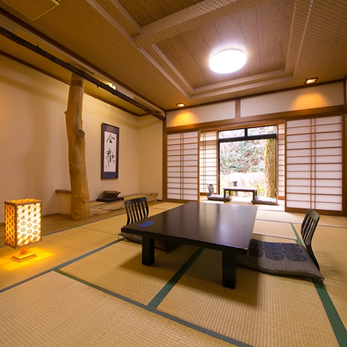 【客室一例】意匠が凝らされた造りの部屋と見事な床柱。木材の産地であった厚木としてのこだわり