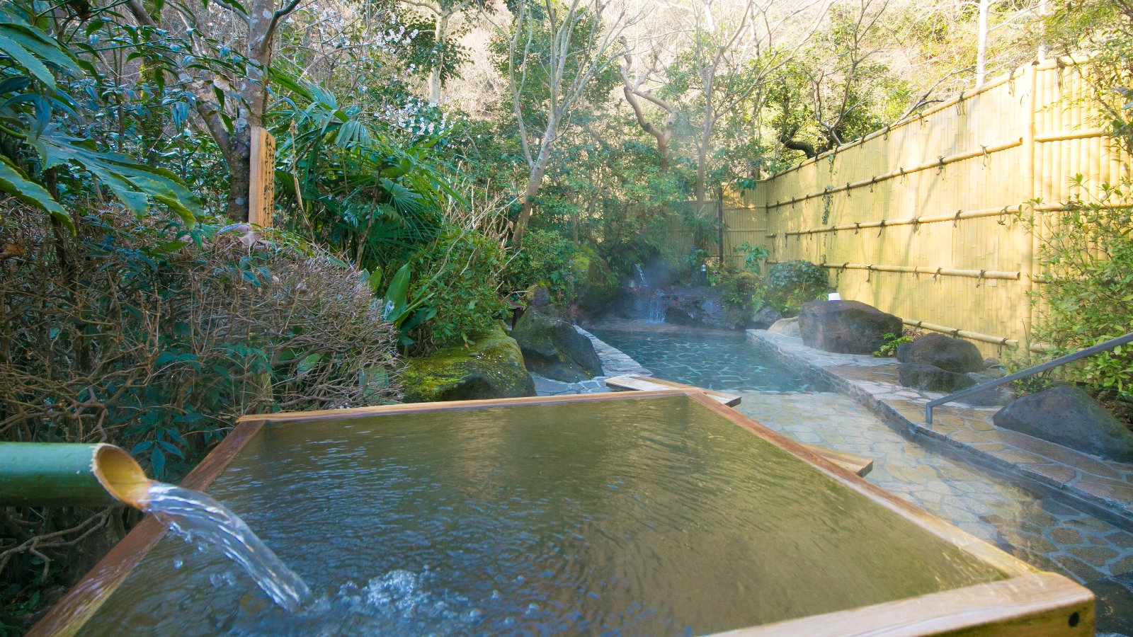 【露天風呂】朝の里山の澄んだ空気の中で入る一番風呂は、格別のひと言。ここだけで味わえる至福の時間を