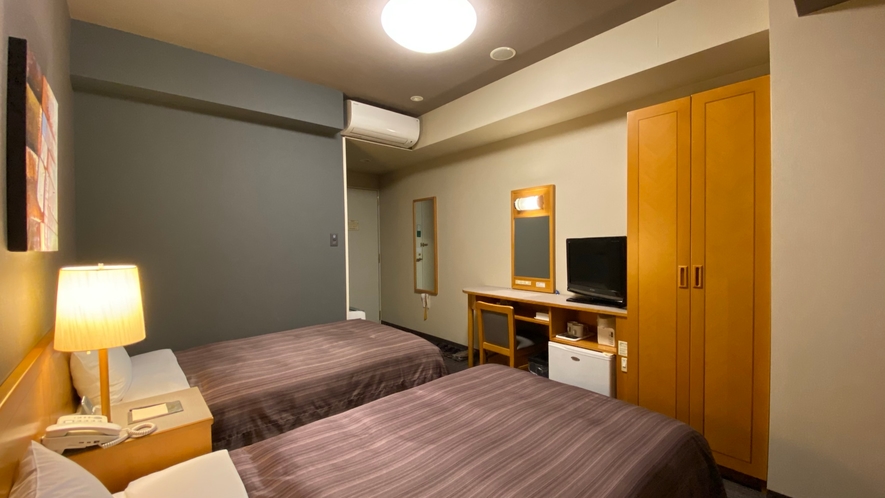 ツインルーム（ベット幅110×195）ベッド隣には間接照明も、落ち着いた雰囲気の中でお寛ぎ下さい。