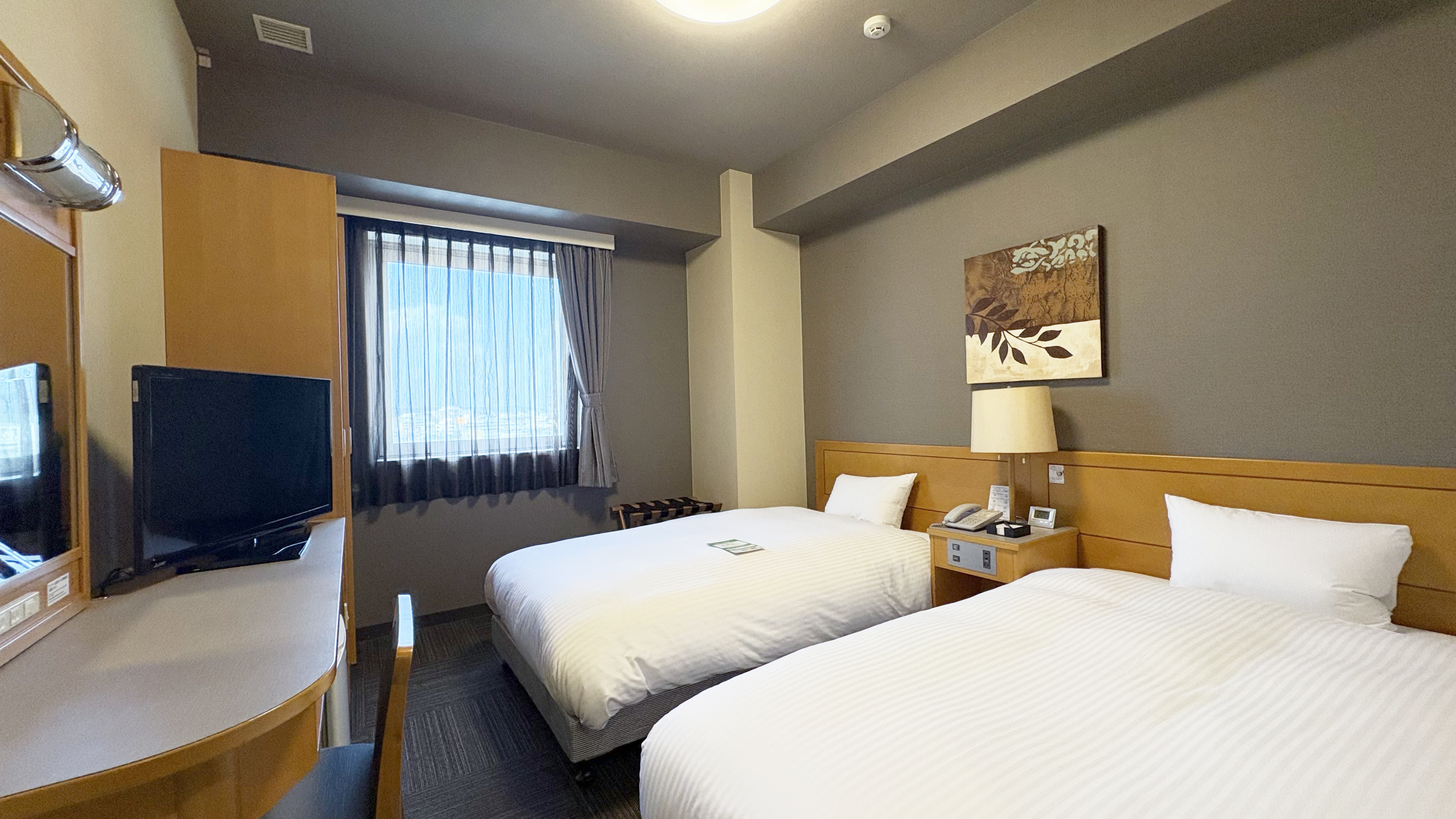 ツインルーム（ベット幅110&times;195）ベッド隣には間接照明も、落ち着いた雰囲気の中でお寛ぎ下さい。