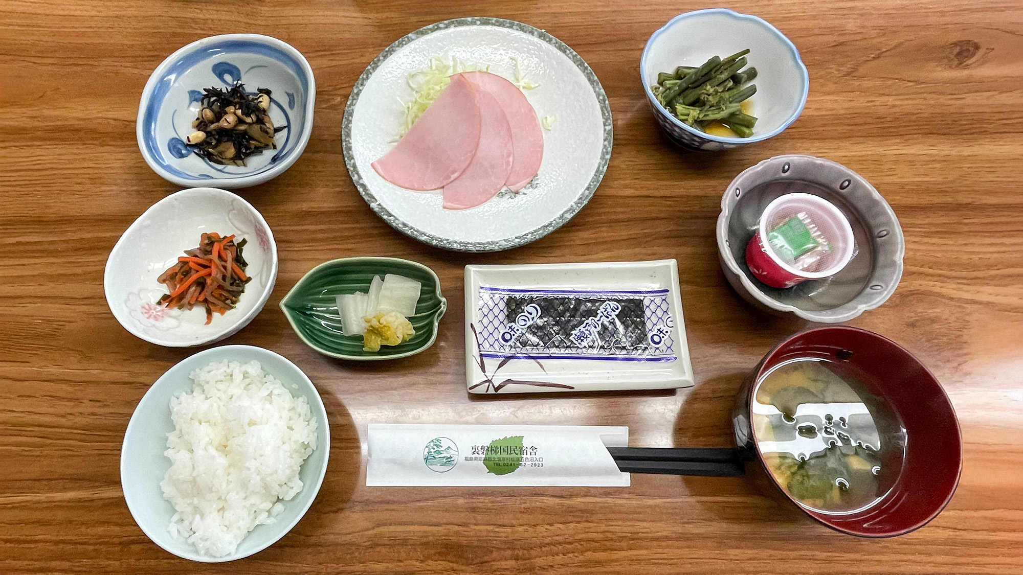 #朝食　ふっくらご飯とお味噌汁、小鉢いろいろでほっとする定食。