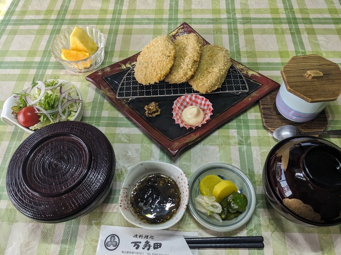 静岡名物の黒はんぺんフライ定食