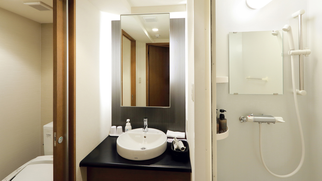 【和モダン】シャワーブース・トイレ・洗面台は利用しやすいセパレートタイプ