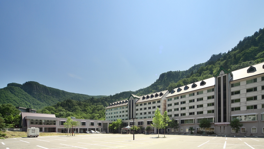 雄大な山々に囲まれ、開放感あふれる山岳リゾートホテル