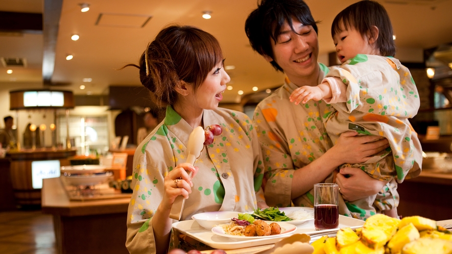 夕食／バイキングでは子供から大人まで楽しめるメニューが揃っています♪