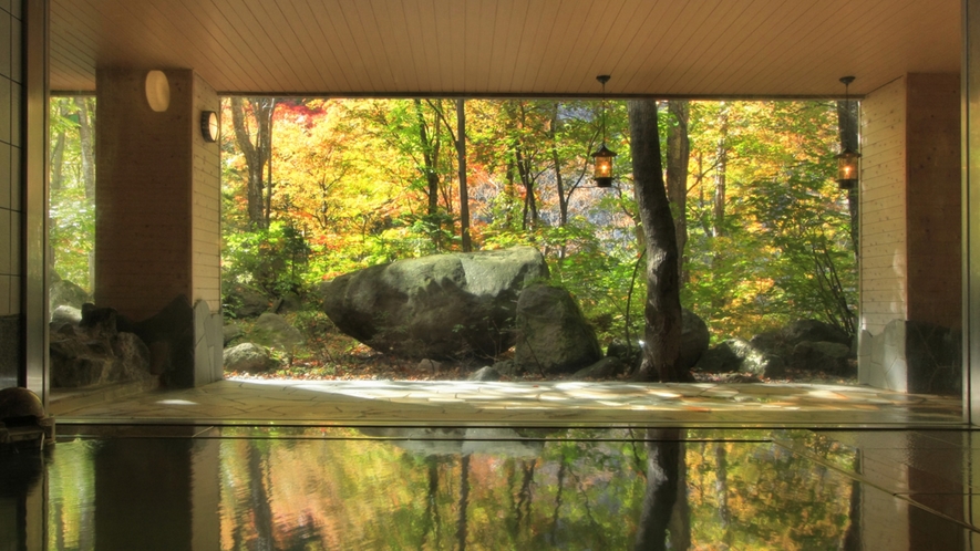 【大自然の湯「川の囁き」】紅葉シーズンのお風呂です♪キレイな風景で癒されてください