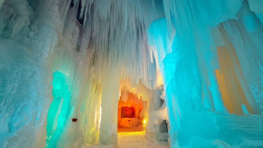 【氷瀑まつり】氷像の中はたくさんのつららと氷柱があり、壮大な氷の世界を体験できます