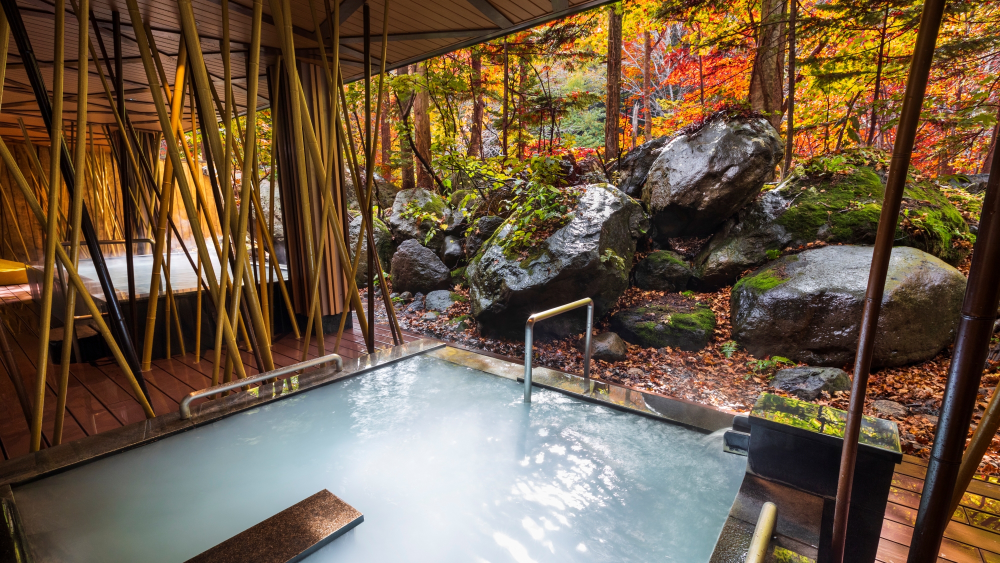 【大自然の湯「鳥の声」】ごろりと寝湯でひと休み。眼前に広がる秋の風景に心も癒されます